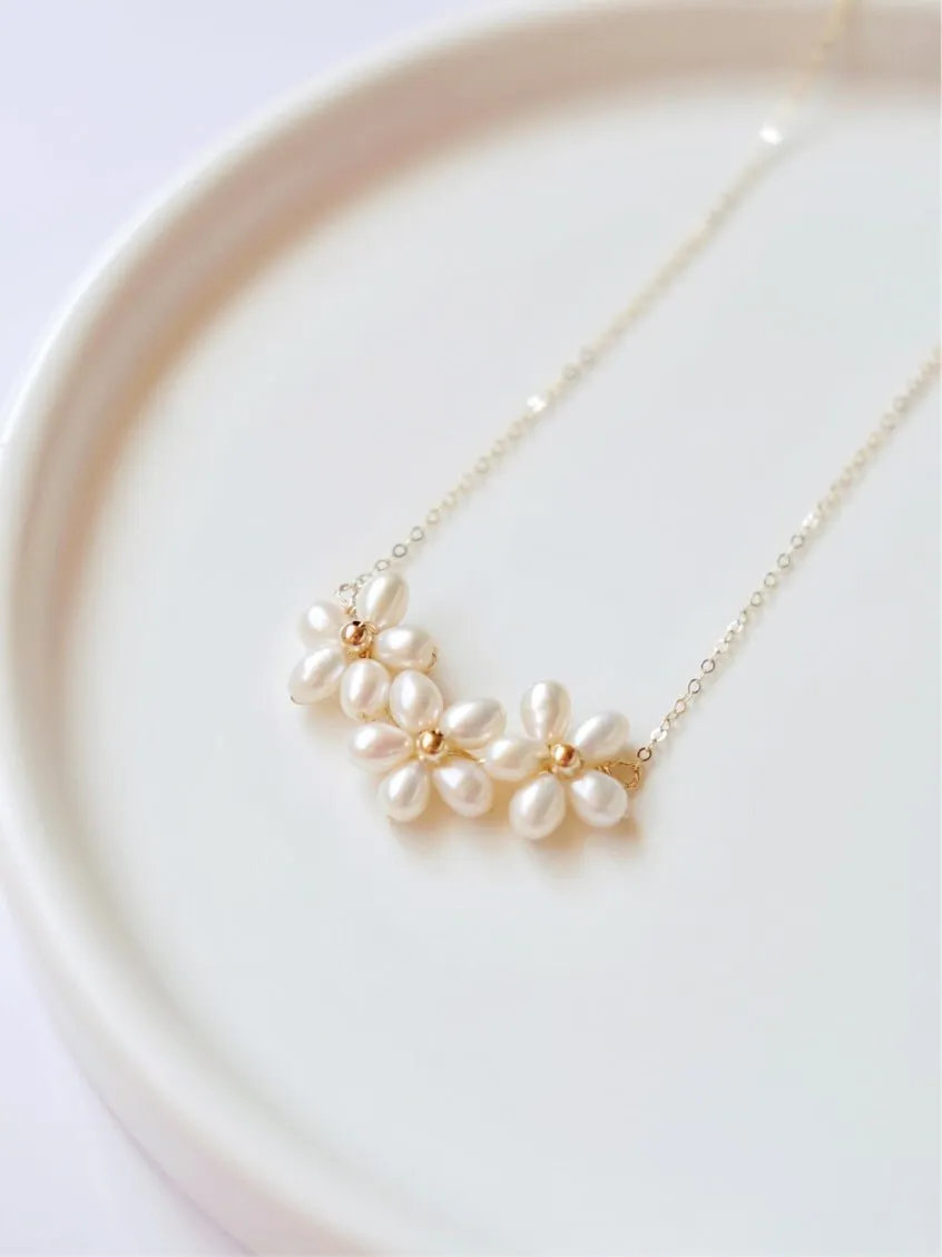 Falling Petals Series Narcissus Pearl Necklace