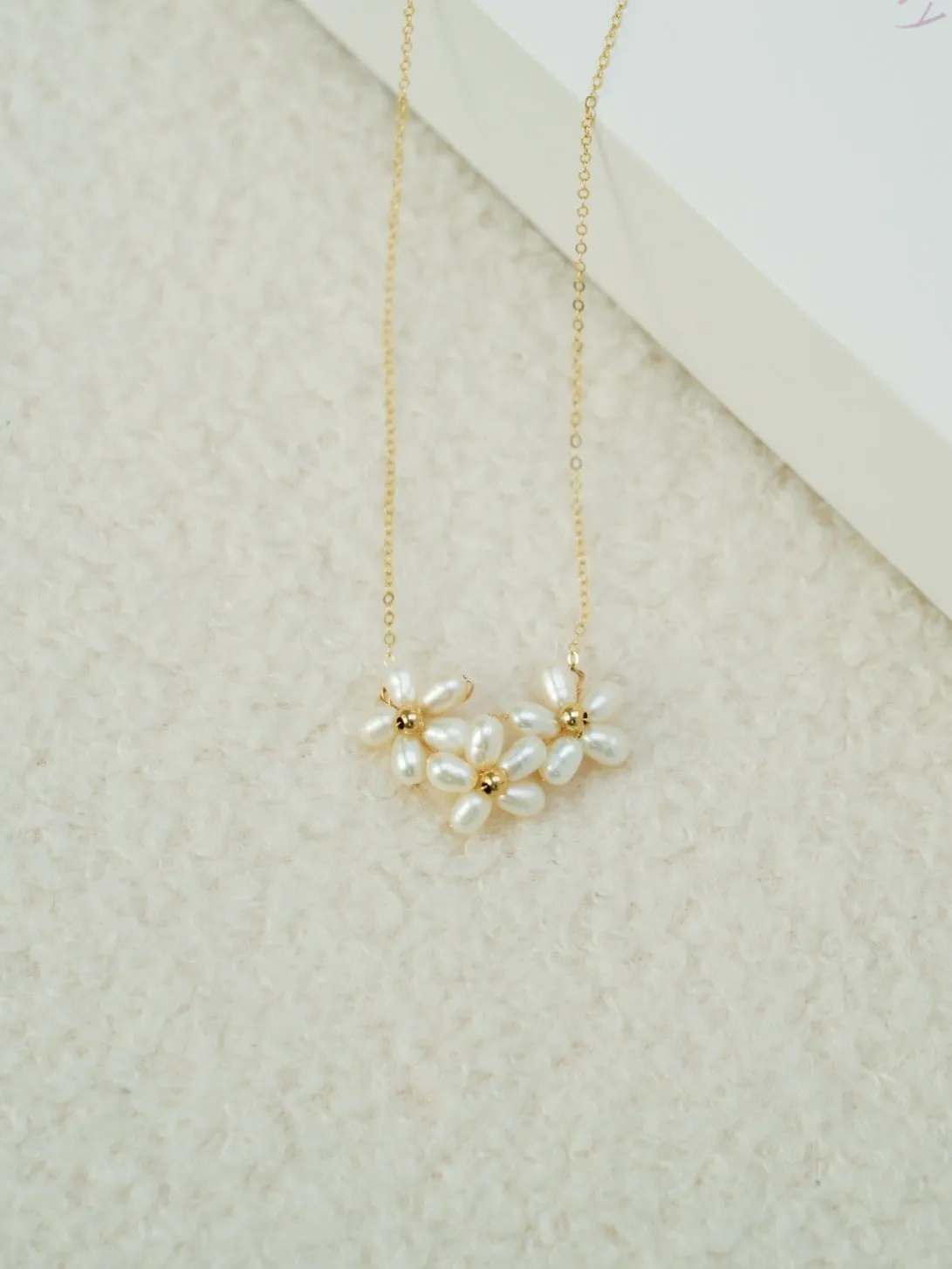 Falling Petals Series Narcissus Pearl Necklace